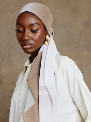 Hijab imprimé couleur sable porté avec une tenue claire, style élégant et naturel