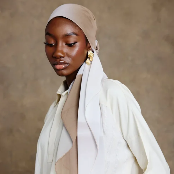 Hijab imprimé couleur sable porté avec une tenue claire, style élégant et naturel