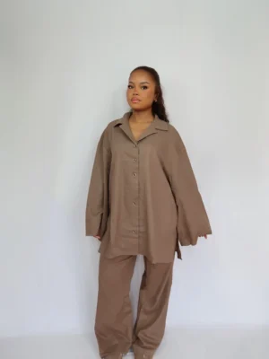 Ensemble oversize couleur moka avec chemise longue et pantalon large