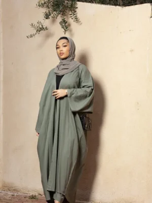 Ensemble abaya fluide couleur kaki avec foulard assorti, style élégant et décontracté
