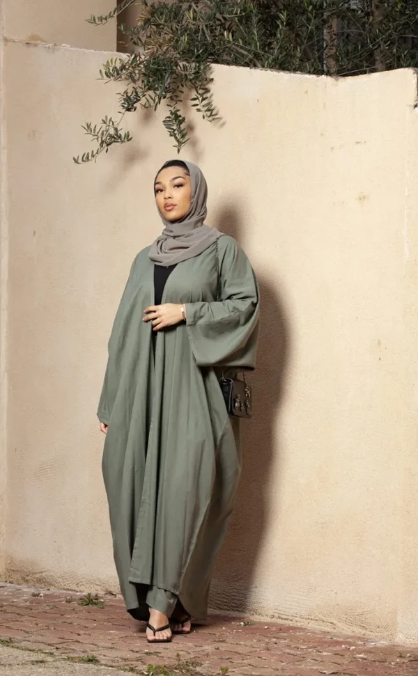 Ensemble abaya fluide couleur kaki avec foulard assorti, style élégant et décontracté