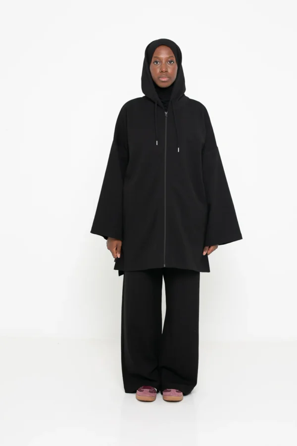 Veste coton essentielle Black Chic and Modesty – confort durable Veste longue noire en coton avec capuche, coupe ample et fluide