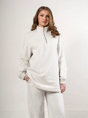 Sweat oversize chiné à col montant zippé porté avec un pantalon assorti