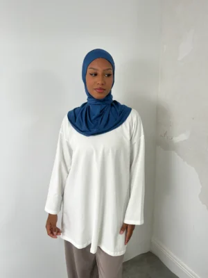 Hijab sport bleu porté avec une tenue claire, style sportif et confortable
