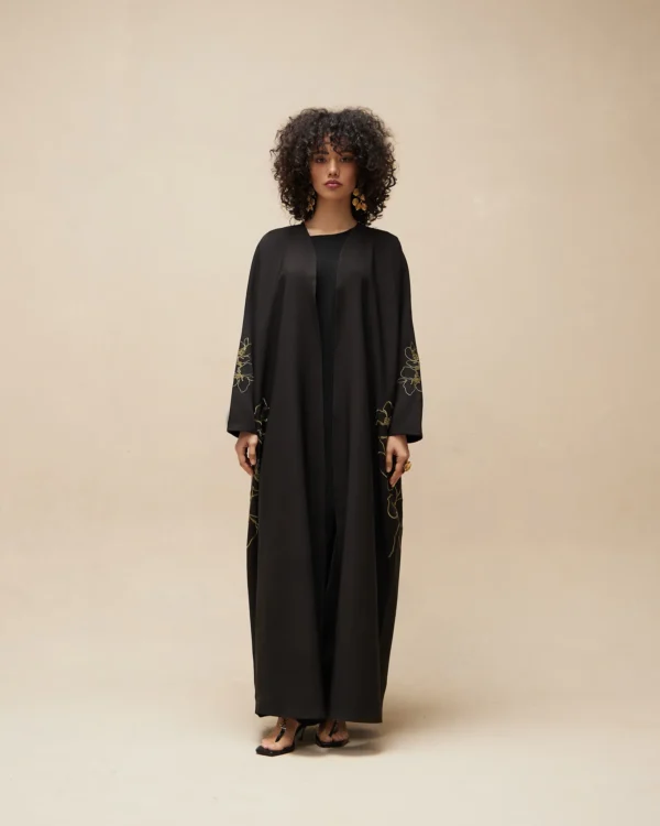 Abaya Wardah noire brodée – élégance et modernité Abaya noire brodée avec motifs floraux verts, coupe longue et élégante