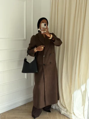 Manteau long marron en laine porté avec une tenue élégante, coupe extra longue