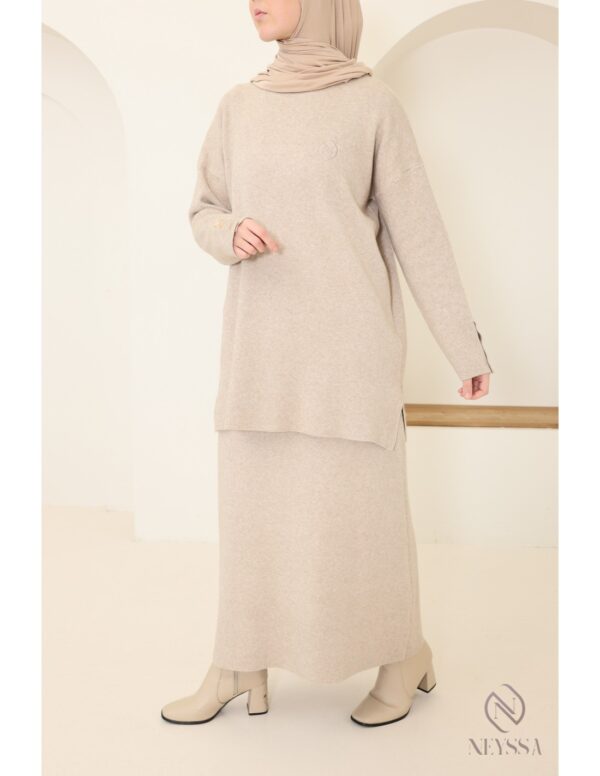 Ensemble Cosy Chic Beige Neyssa – douceur et élégance hivernale Ensemble tunique longue et jupe beige en maille tissée, style cosy chic