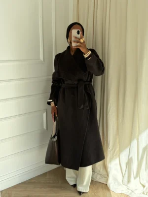 Manteau long couleur coffee en laine porté avec une tenue élégante, coupe sophistiquée