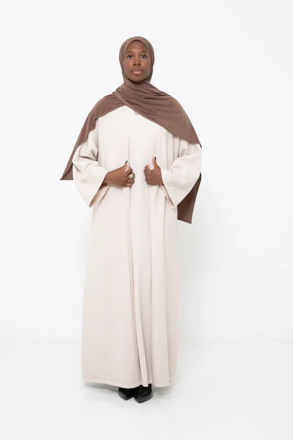 Abaya pull Cream Chic and Modesty – élégance hivernale Abaya pull couleur crème à coupe ample et fluide, style modeste et élégant