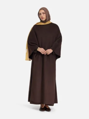 Robe longue marron foncé en laine avec manches trois-quarts et coupe droite