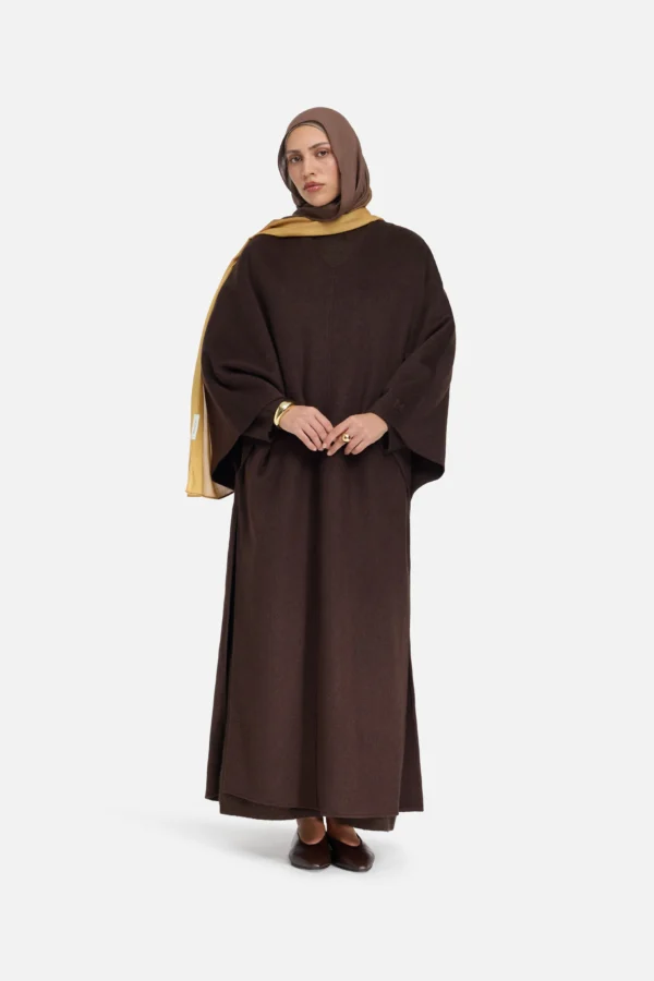 Robe longue marron foncé en laine avec manches trois-quarts et coupe droite