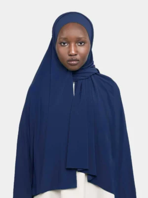 Hijab jersey premium couleur bleu marine porté de manière fluide